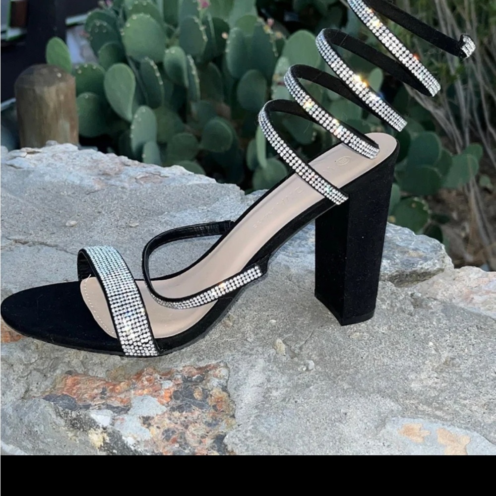 NWOT 🍒 Coil Rhinestone Sparkly Black and Women's Block Heels Spiral Faux Suede